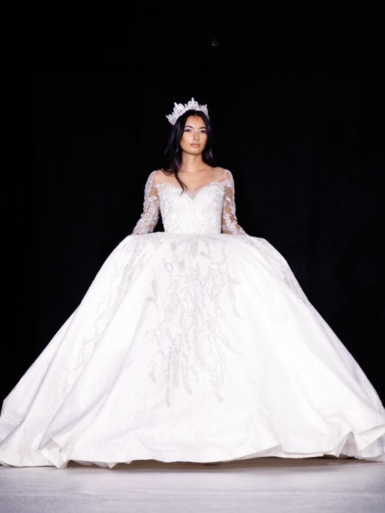 Une robe de mariée descendant l’escalier
